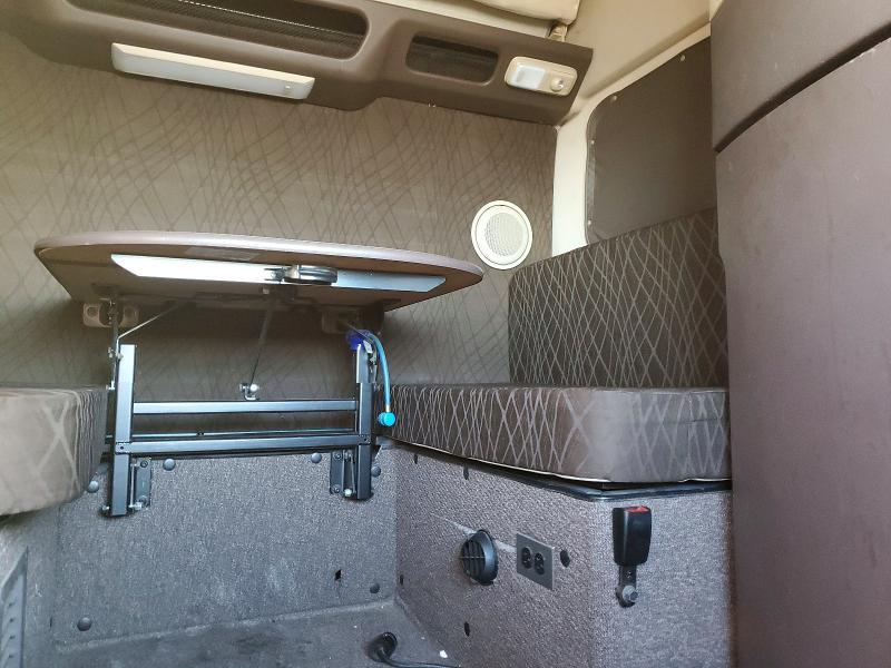 2015 Volvo VNL Semi Truck