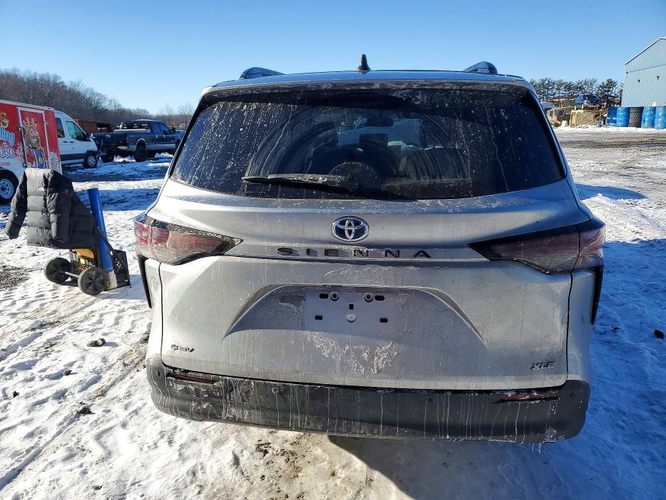 2025 Toyota Sienna xle 8-passenger