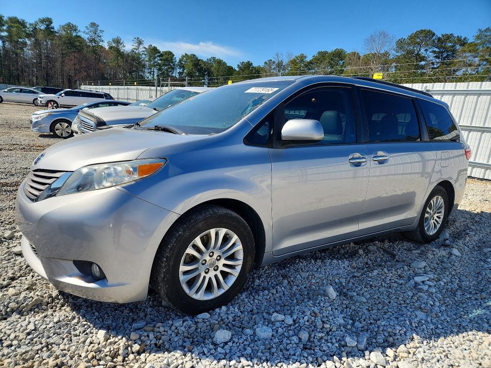 2017 Toyota Sienna xle 8-passenger