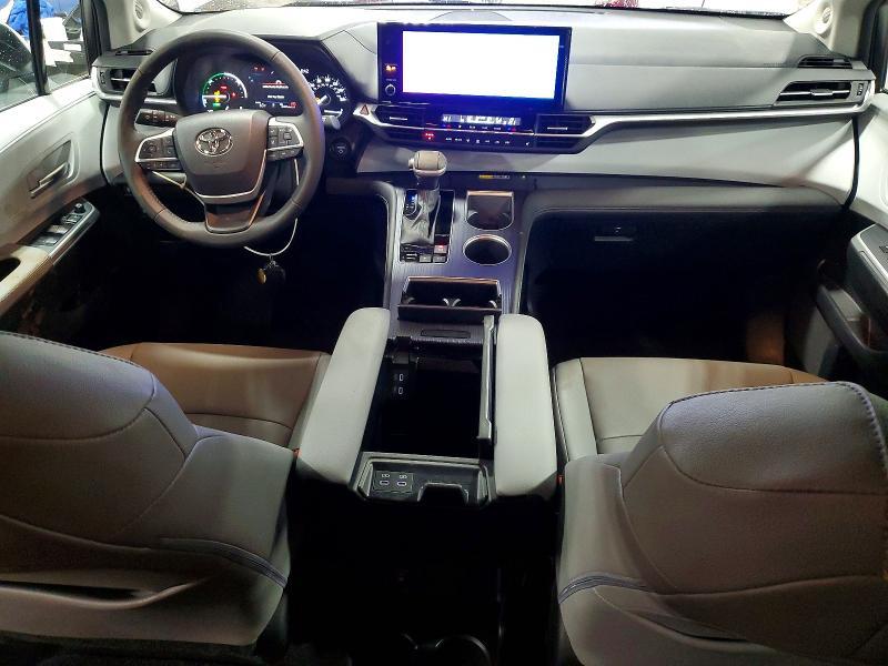 2025 Toyota Sienna xle