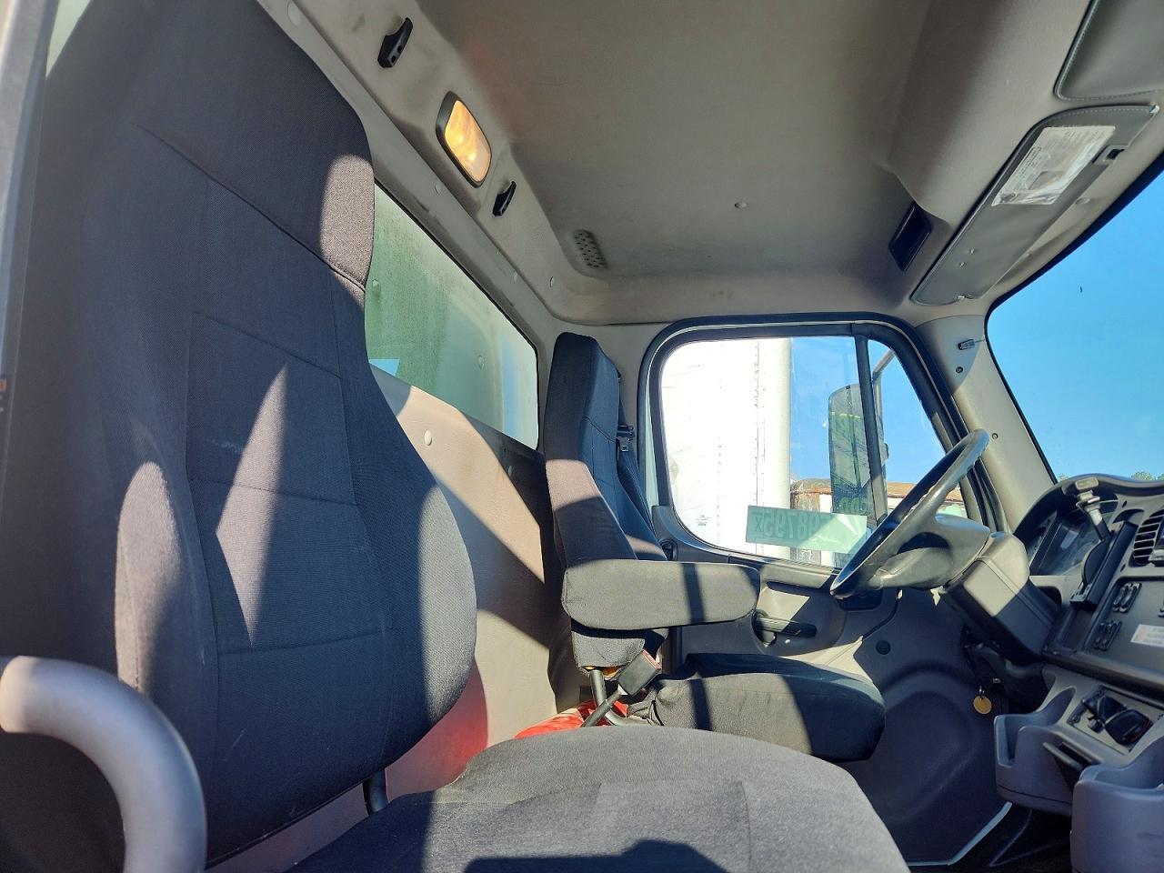 2015 Freightliner Business Class M2 BOX Truck