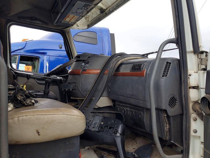2005 Volvo VHD ROLL-OFF Container Truck