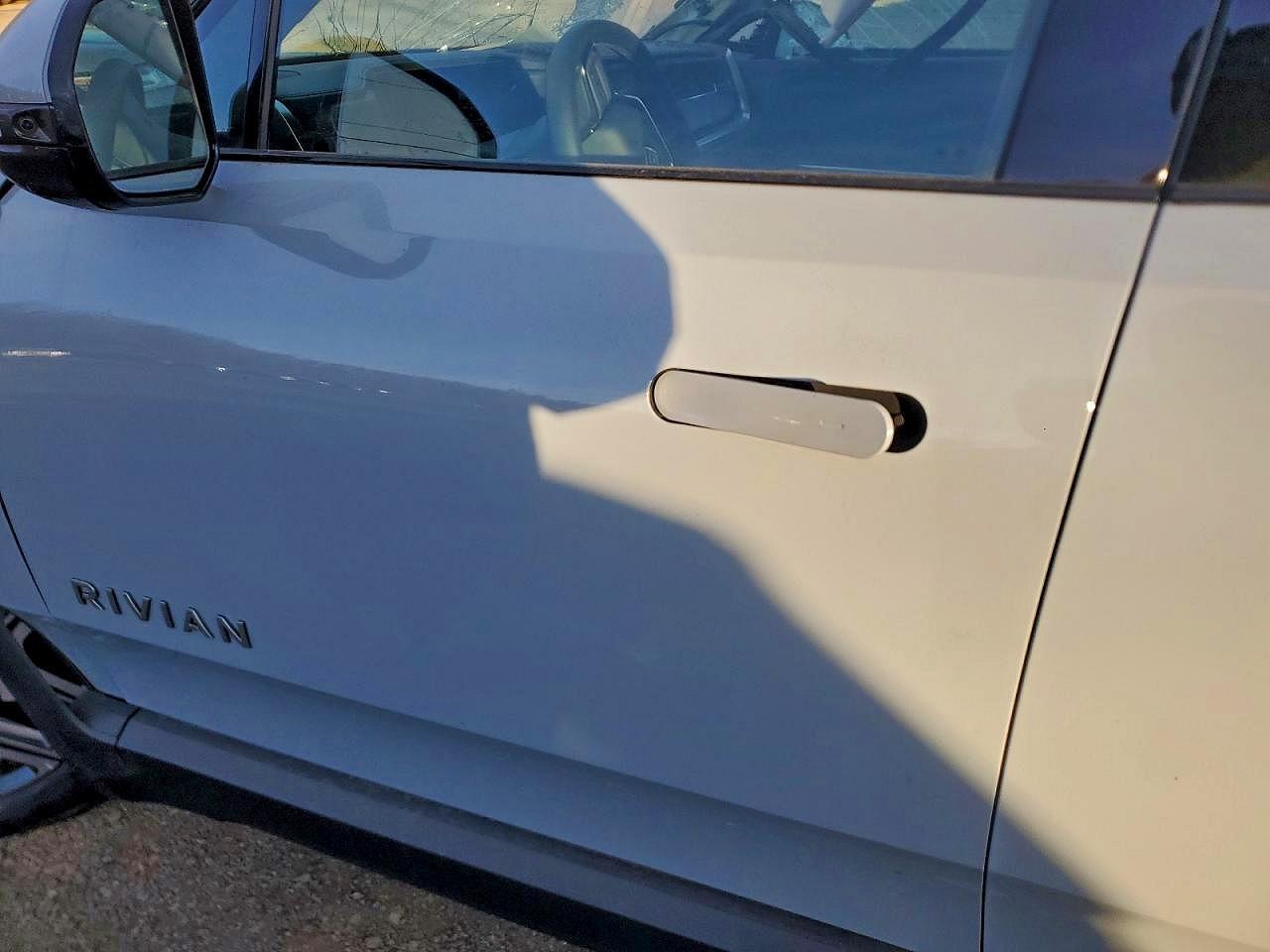 2025 Rivian R1S Adventure