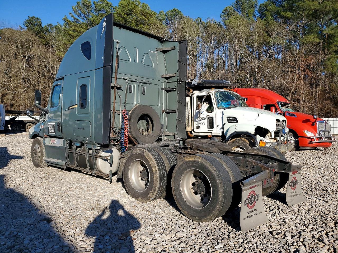 2018 Freightliner Cascadia 126 Semi Truck