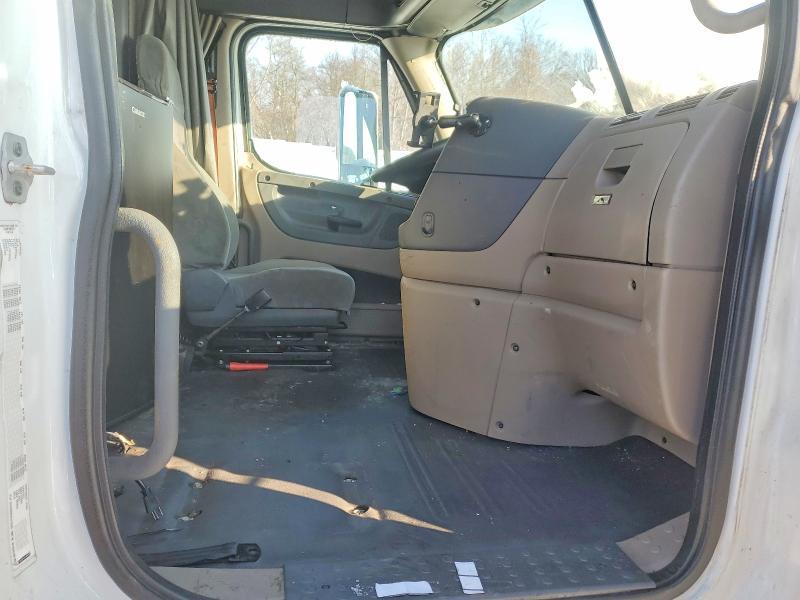2016 Freigliner 2016 Freightliner Cascadia 113 Semi Truck
