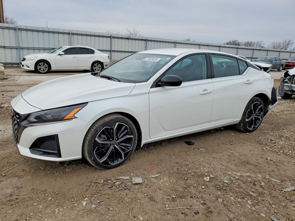 2023 Niss Altima sr