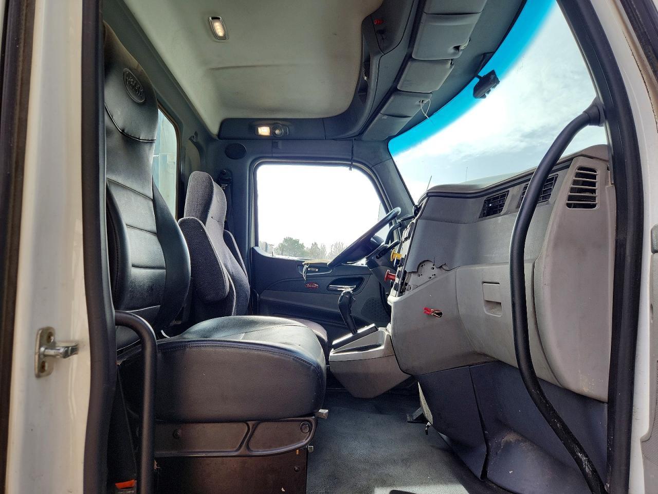 2016 Peterbilt 579 Semi Truck