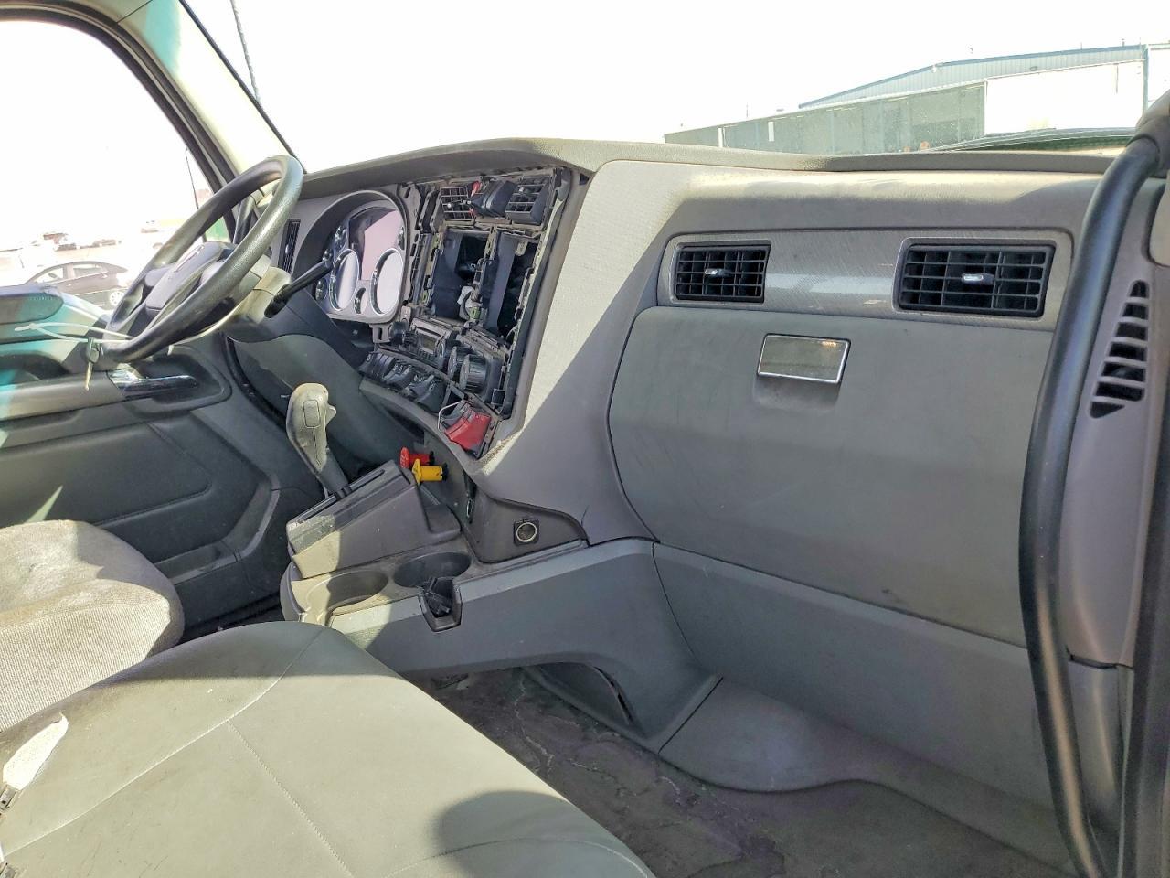 2015 Kenworth T680 Semi Truck