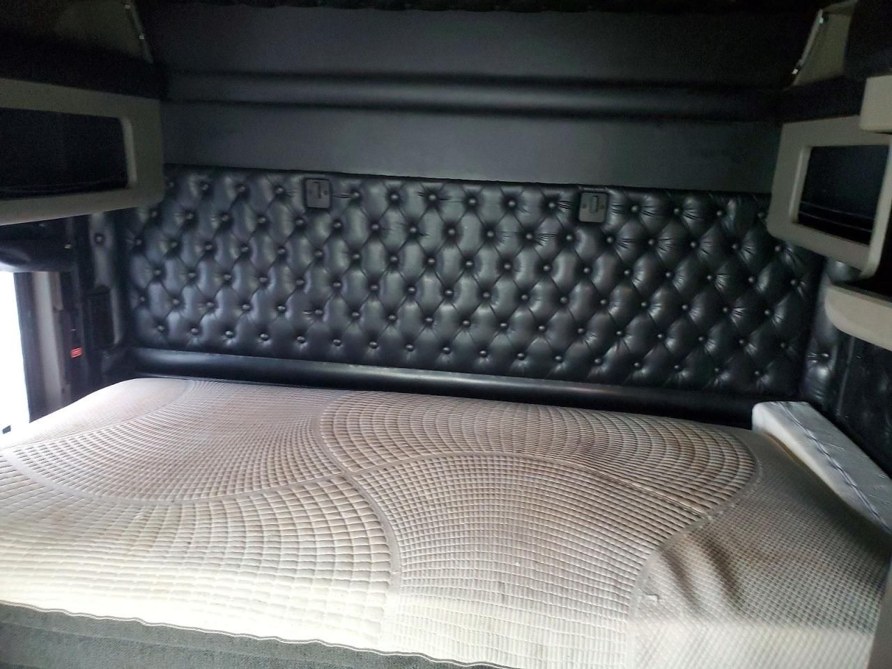 2009 Kenworth T660 Semi Truck