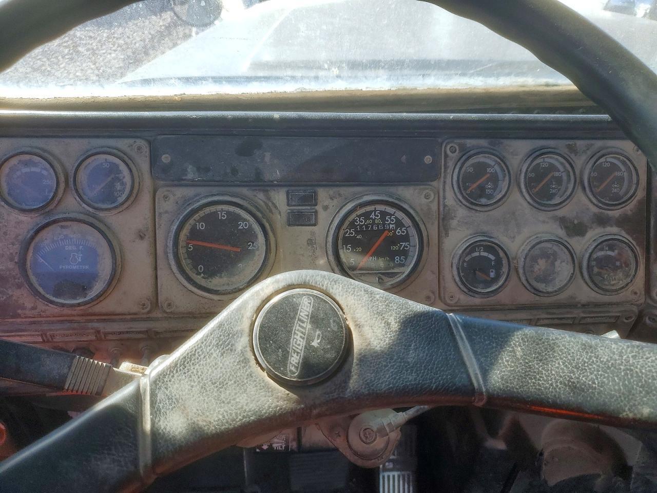 1996 Freigliner 1996 Freightliner Convention Semi Truck