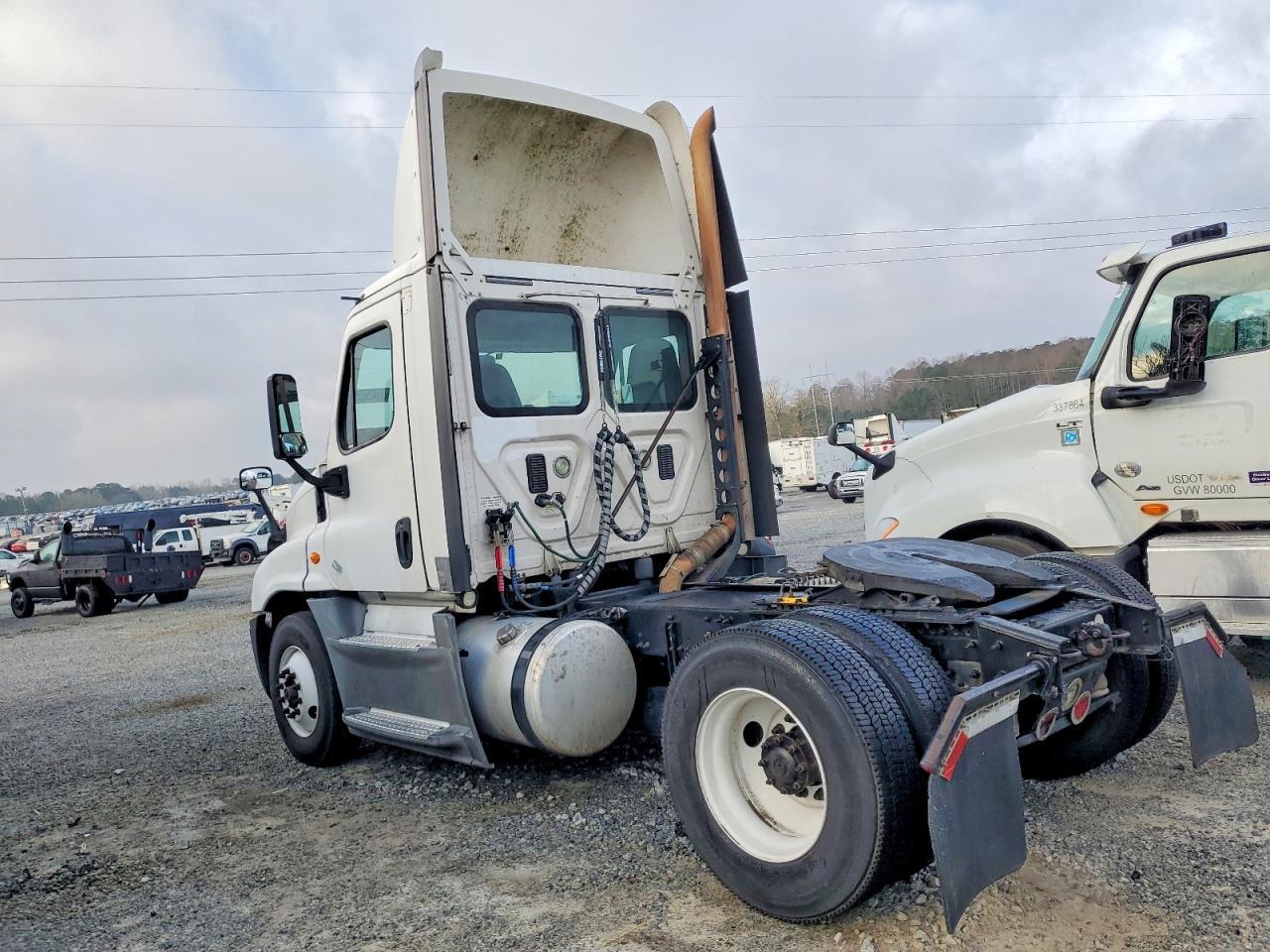 2016 Freightliner Cascadia 125 Semi Truck