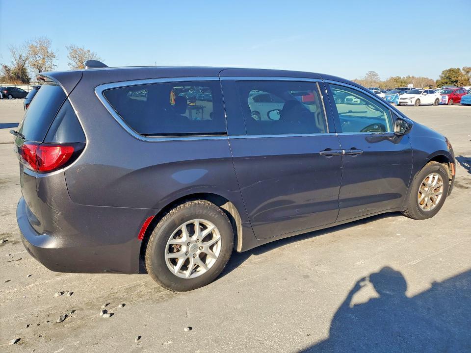 2020 Chrysler Voyager lx