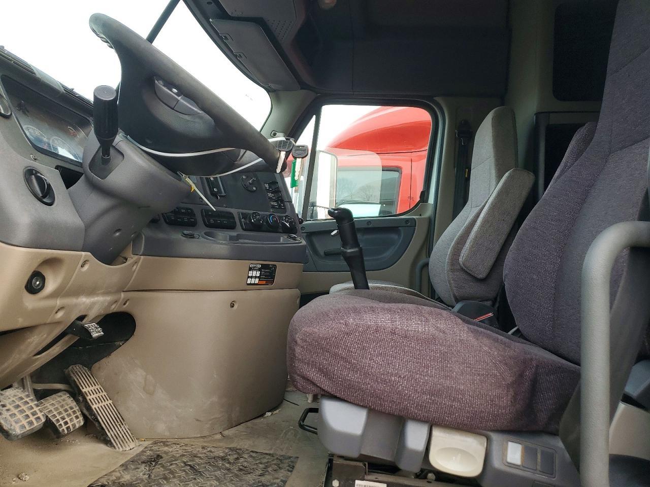 2016 Freightliner Cascadia 113 Semi Truck