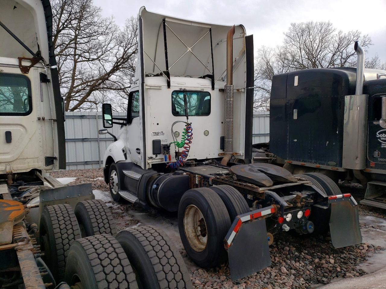 2016 Kenworth T680 Semi Truck