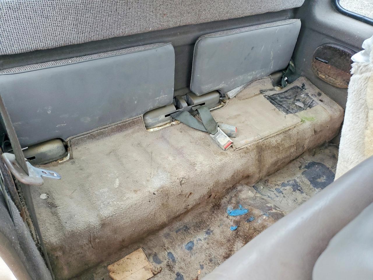 1990 Isuzu Conventional Space cab