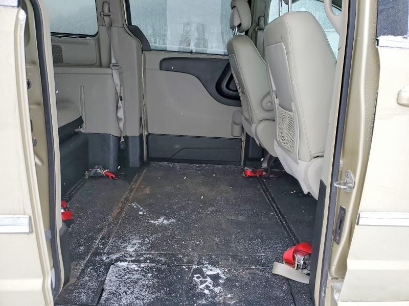 2011 Chrysler Town & Country Touring l