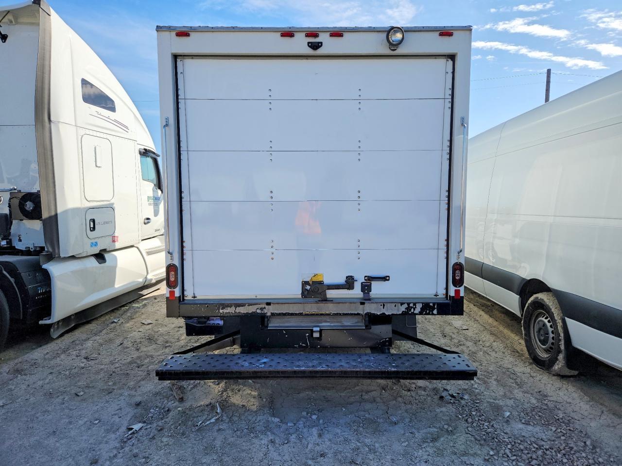 2023 GMC Savana Cutaway G3500