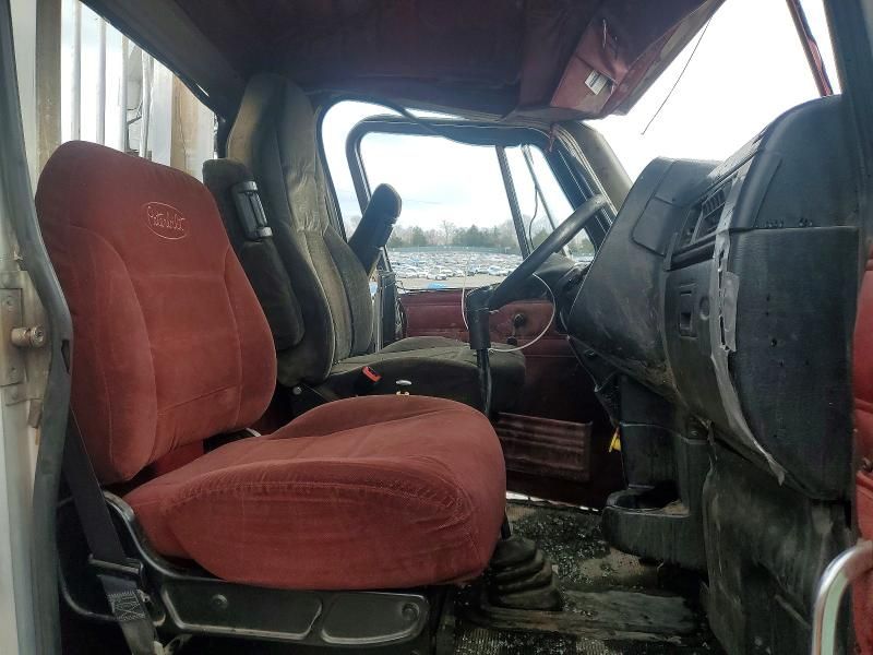 2004 Peterbilt Tractor 2004 Peterbilt 385 Semi Truck