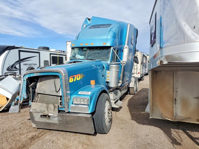 2001 Freigliner 2001 Freightliner FLD132 Semi Truck