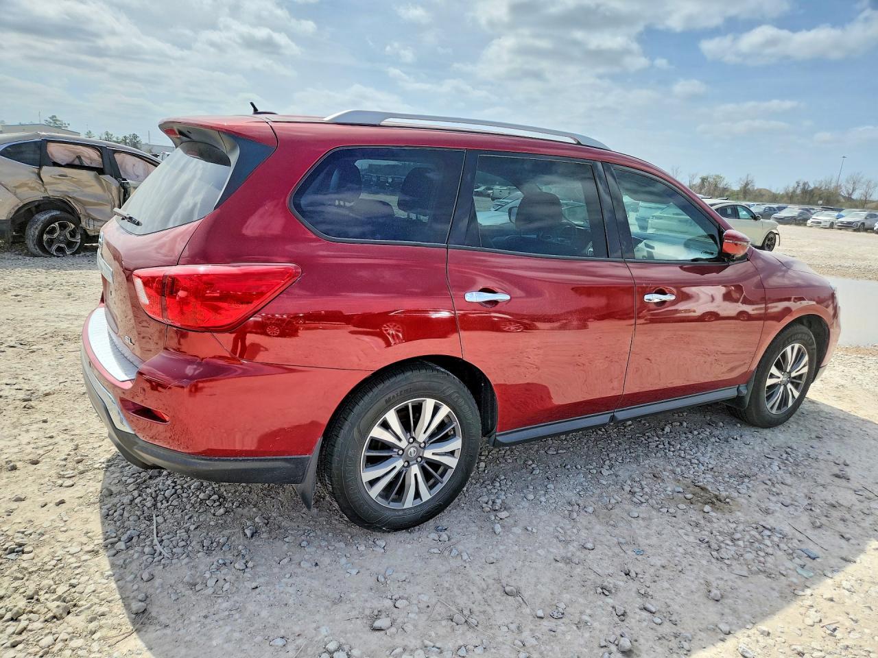 2017 Nissan Pathfinder sl
