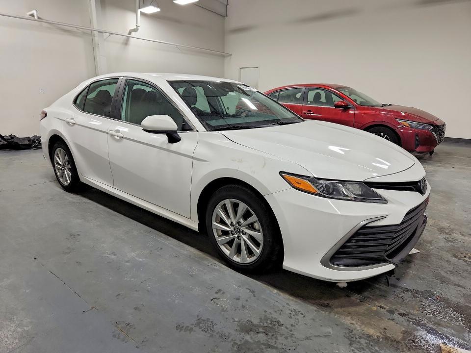 2024 Toyota Camry le