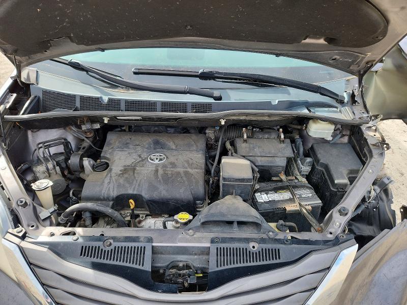 2011 Toyota Sienna xle 8-passenger