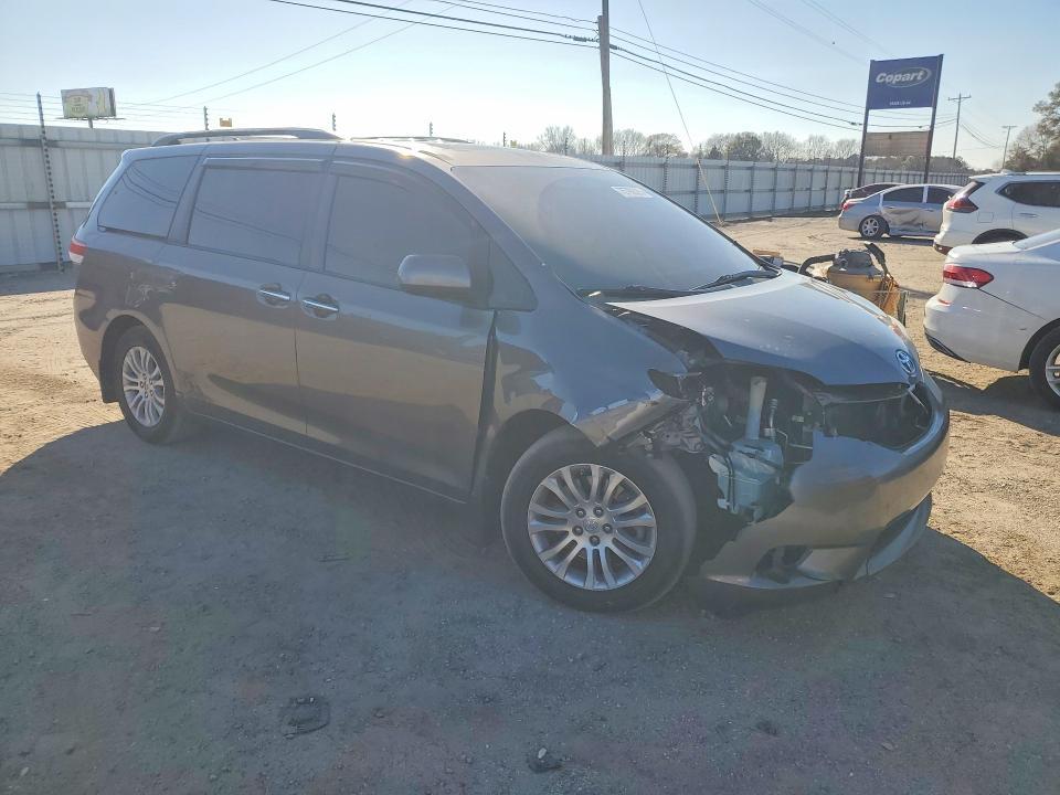 2011 Toyota Sienna xle 8-passenger