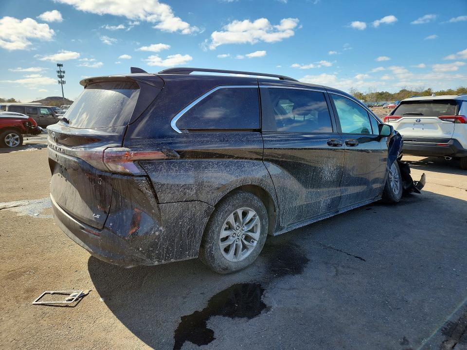 2025 Toyota Sienna le 8-passenger