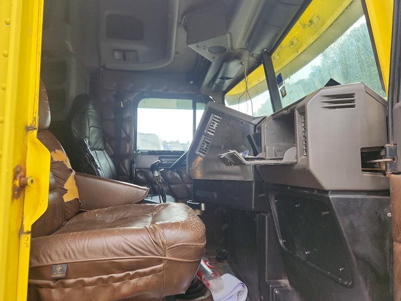 2000 Freigliner 2000 Freightliner Convention Semi Truck