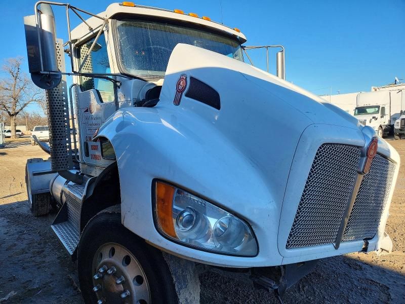 2017 Kenworth T300 Semi Truck