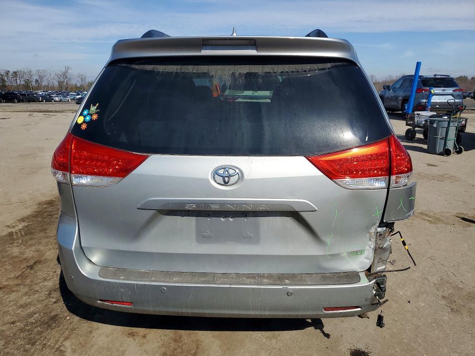 2011 Toyota Sienna xle 8-passenger
