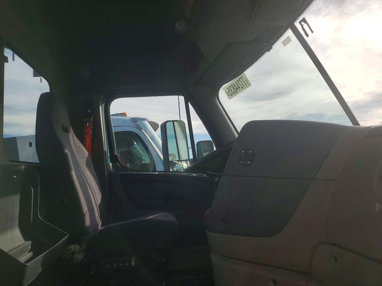 2018 Freigliner 2018 Freightliner Cascadia 113 Semi Truck