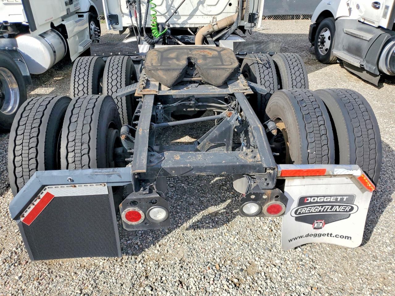2015 Freigliner 2015 Freightliner Cascadia Semi Truck