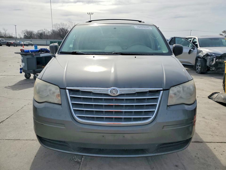 2010 Chrysler Town & Country lx