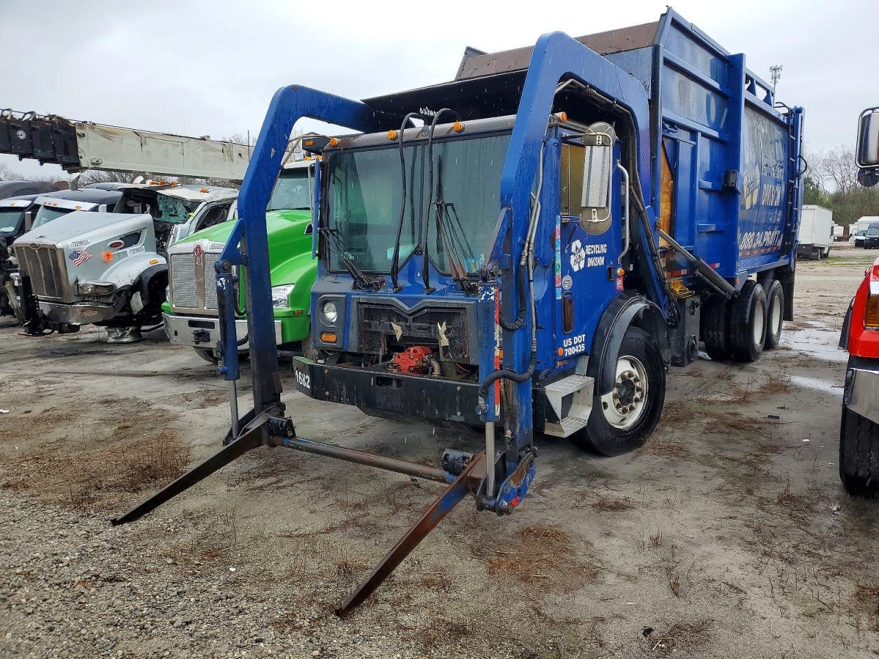2014 Mack MRU613 Refuse Truck