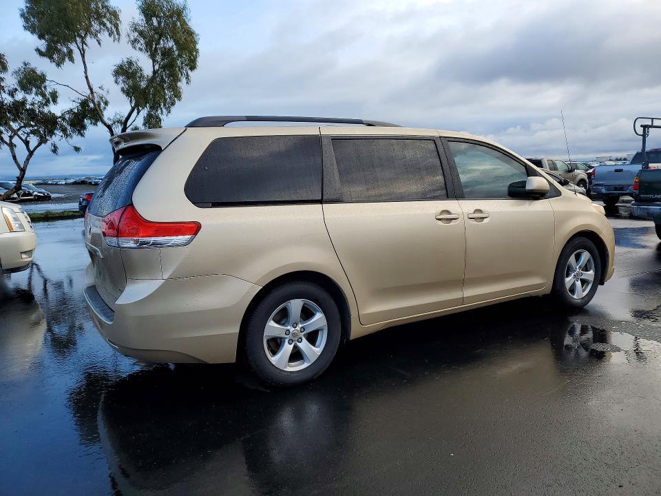 2012 Toyota Sienna le 8-passenger