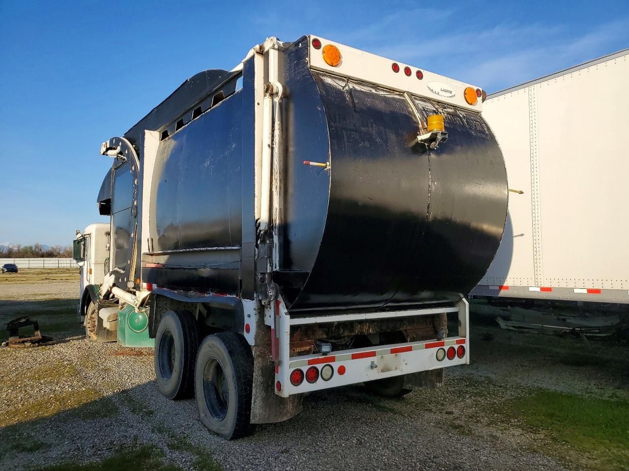 2007 Peterbilt 320 Refuse Truck