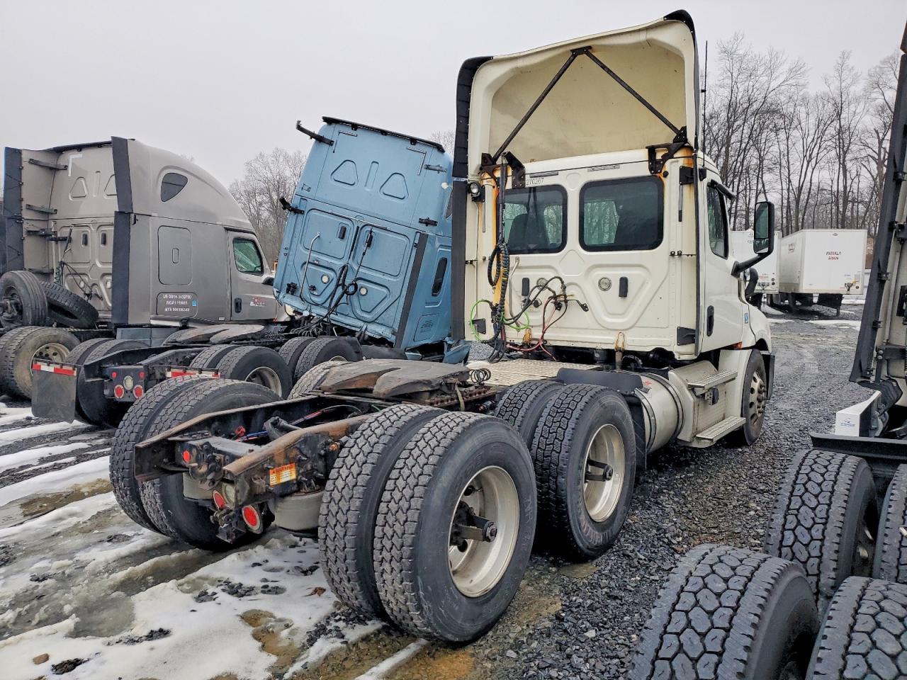 2019 Freightliner Cascadia 126 Semi Truck