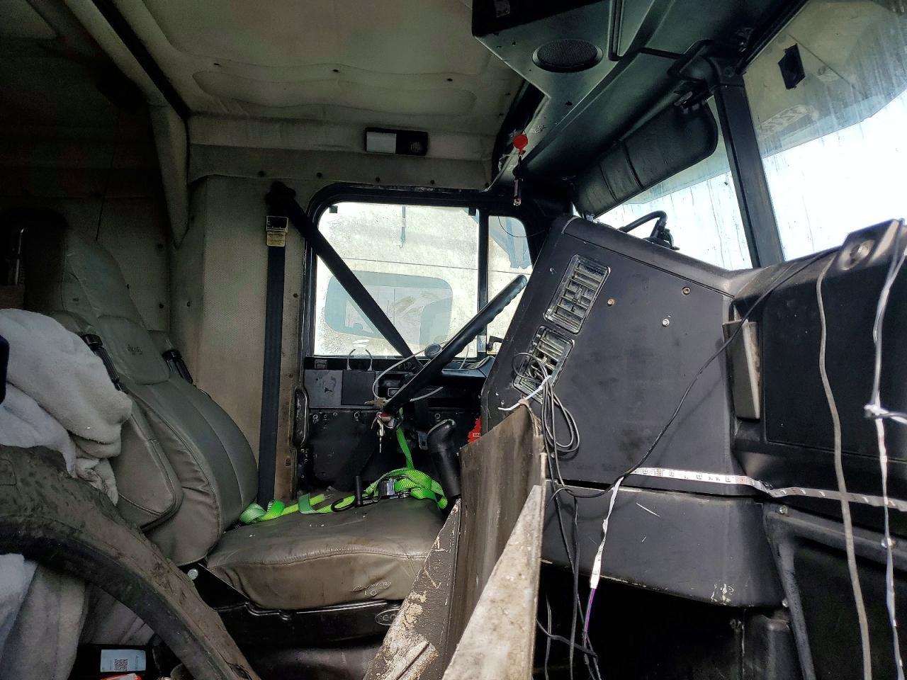 1995 Freightliner Conventional FLD120