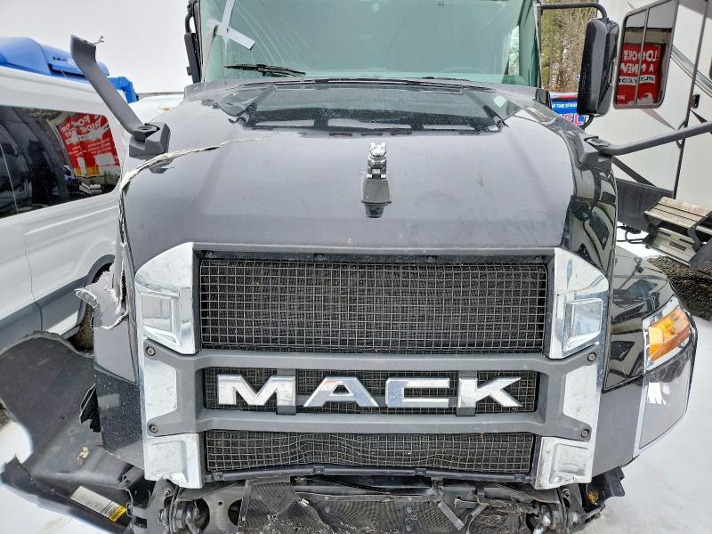 2025 Mack Anthem Semi Truck