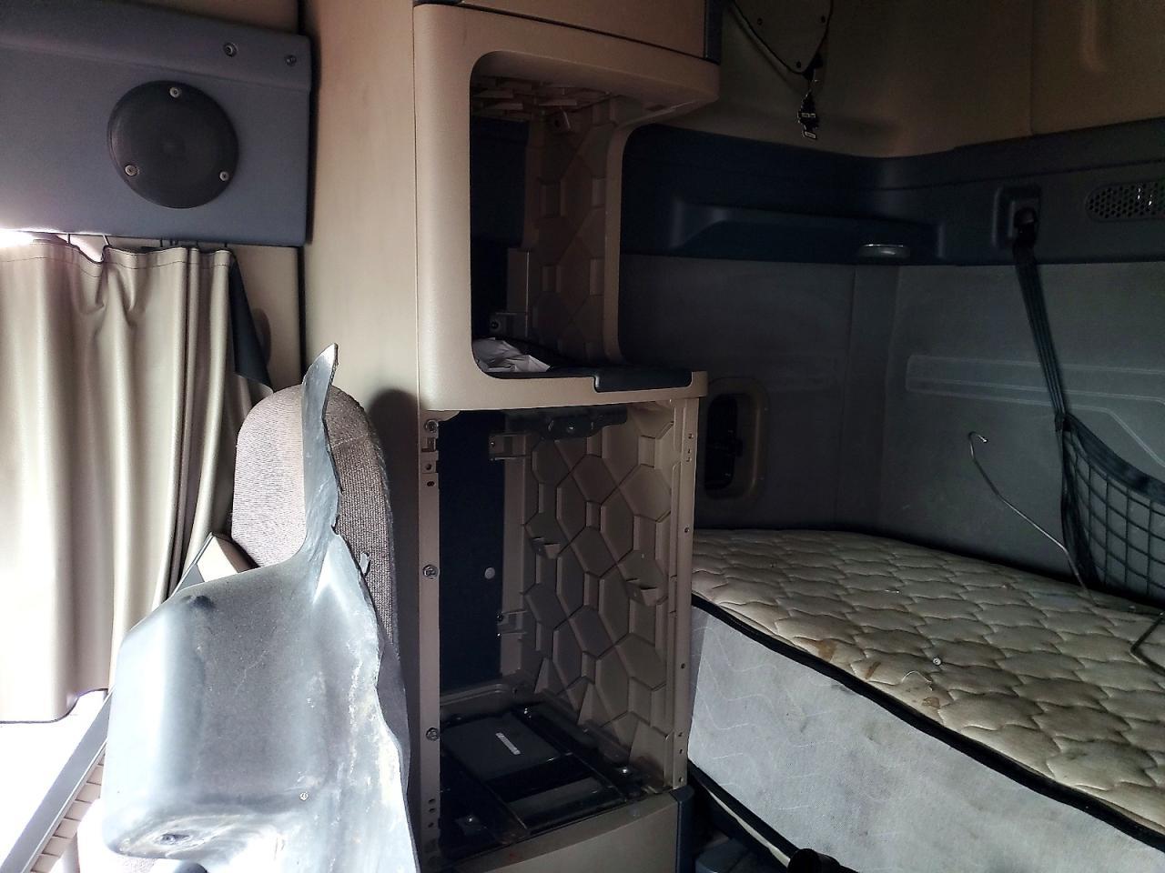 2018 Freightliner Cascadia 125 Semi Truck
