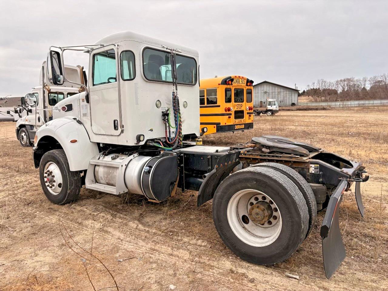 2017 Peterbilt 348 Semi Truck