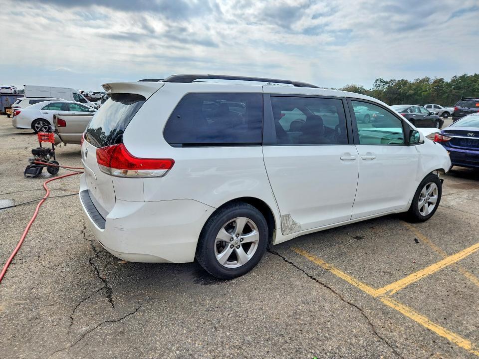 2013 Toyota Sienna le