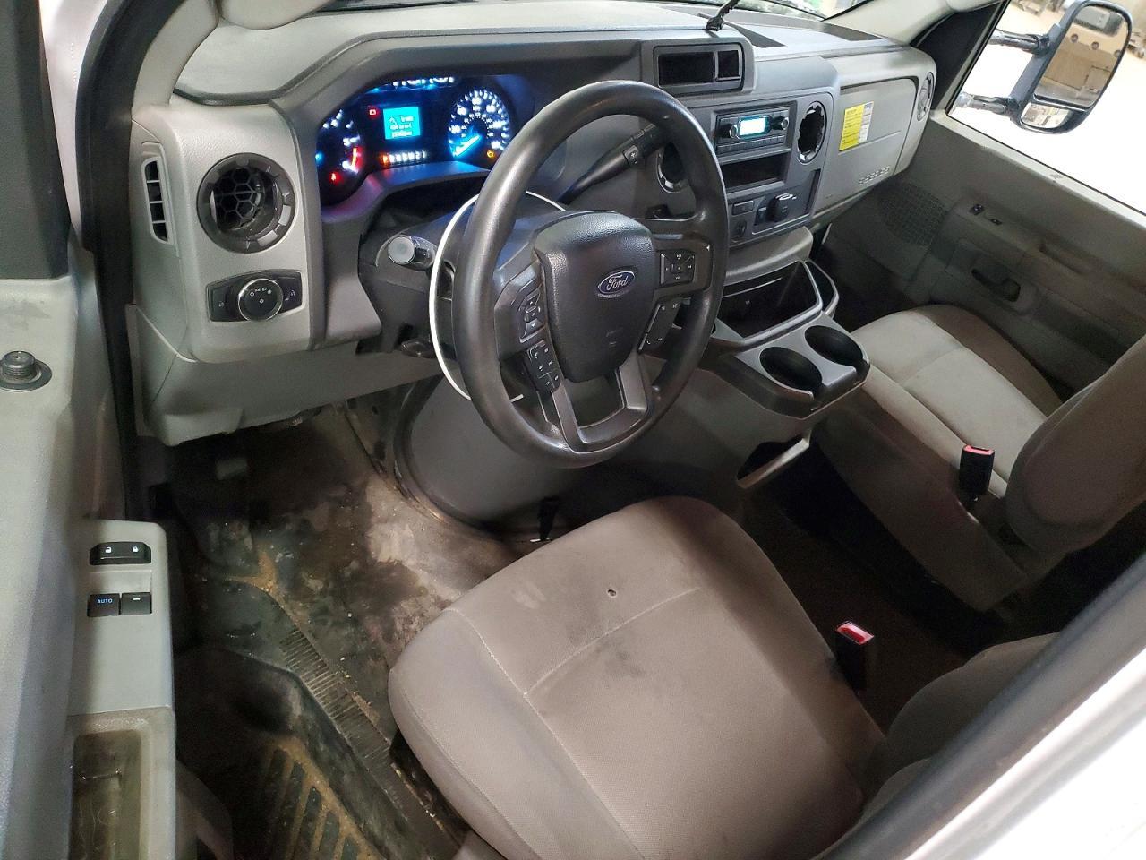 2022 Ford Econoline E450 Super Duty Cutaway Van