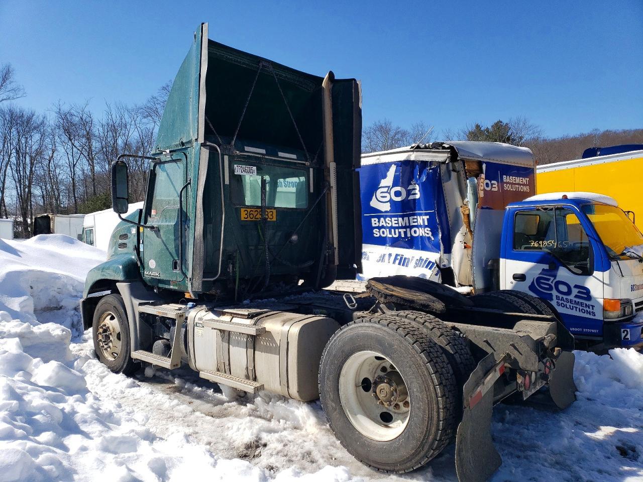 2017 Mack CXU613 Semi Truck