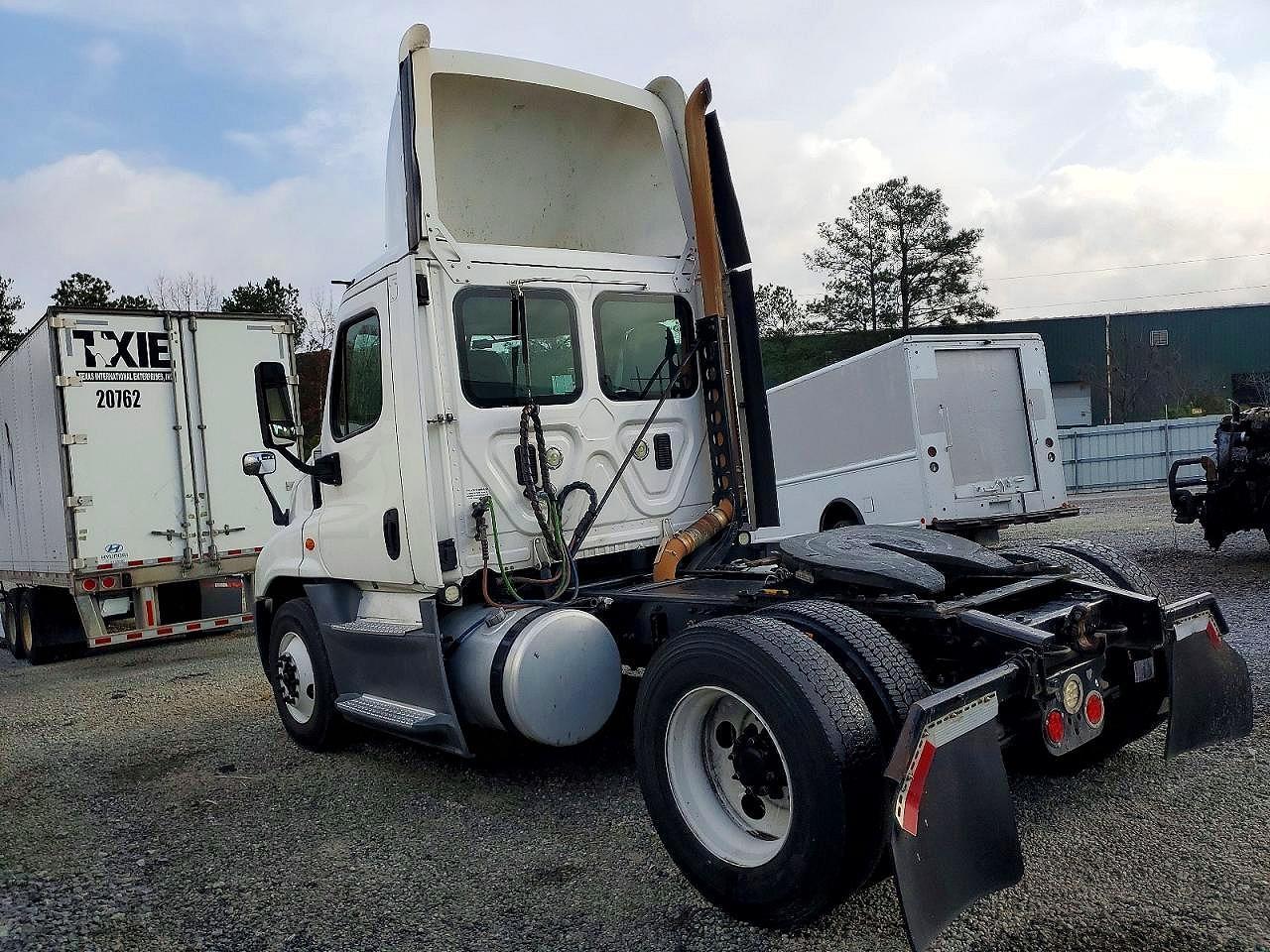 2016 Freightliner Cascadia 125 Semi Truck