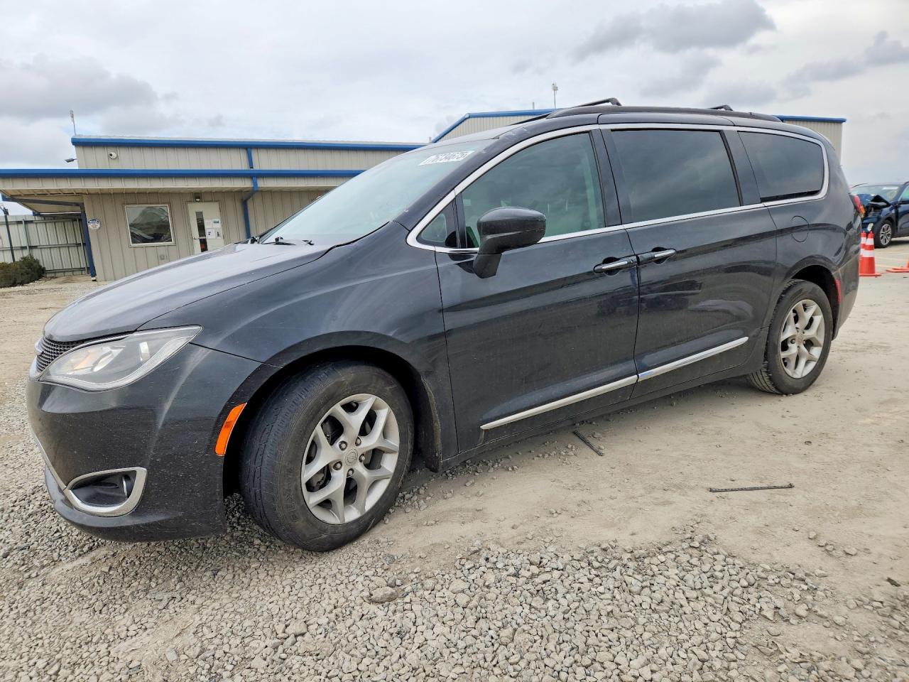 2017 Chrysler Pacifica Touring l