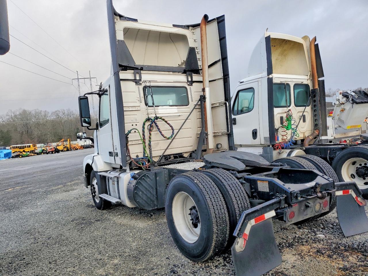 2017 Volvo VNL Semi Truck