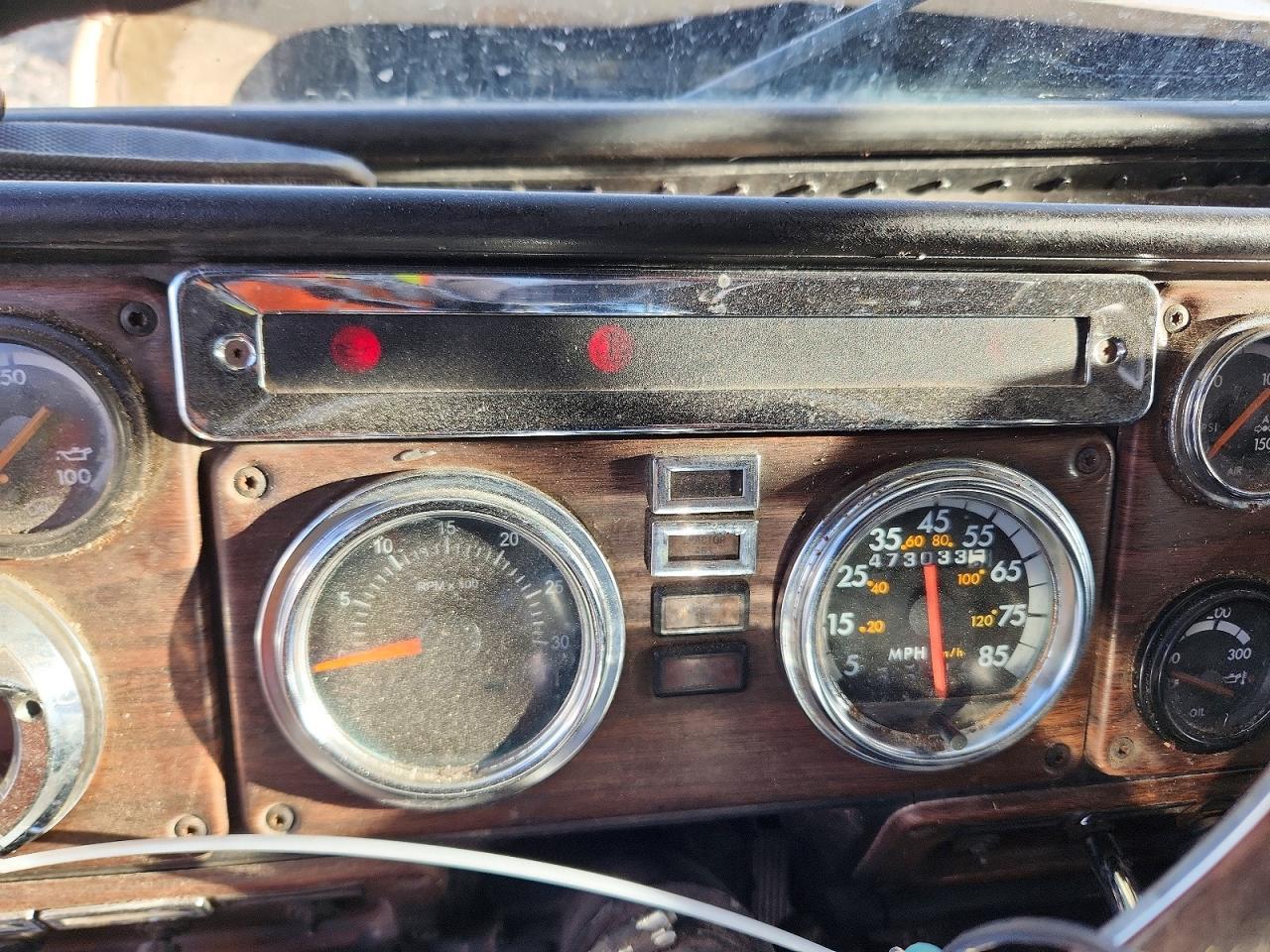2001 Freigliner 2001 Freightliner FLD132 Semi Truck