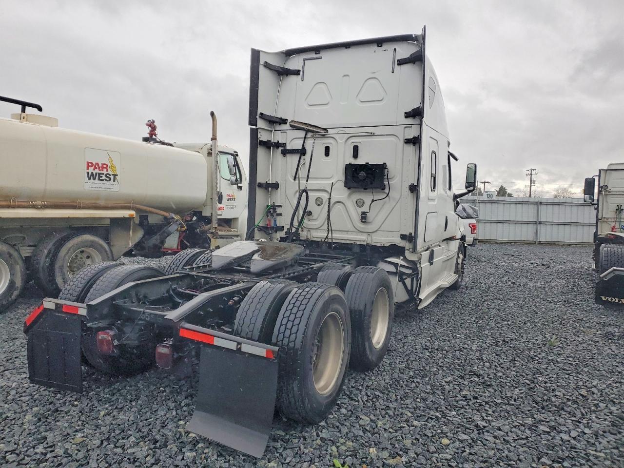 2019 Freigliner 2019 Freightliner Cascadia 126 Semi Truck